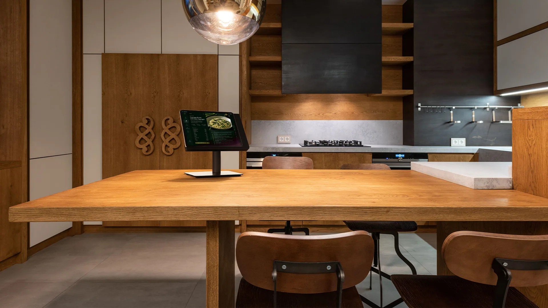 STANDED free flex — iPad table stand in a modern kitchen